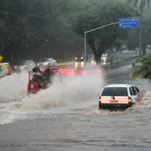 Temporal atinge Umuarama, forma enxurradas, arrasta veículos e invade comércios