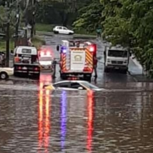 Temporal causa alagamentos e estragos em todas as regiões de Foz; veja imagens