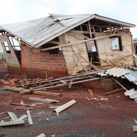 Temporal causa estragos e postes de transmissão de energia caem em Itaipulândia