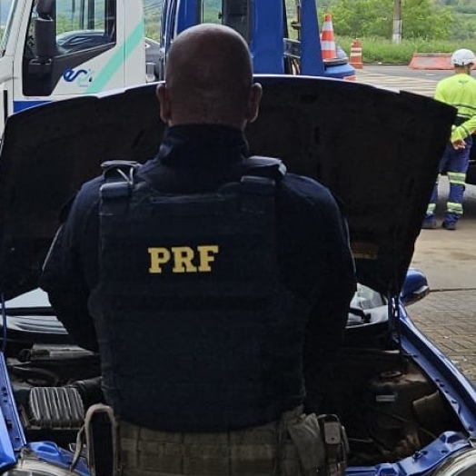BR 277: Tentativa de assalto termina com carro recuperado e duas pessoas feridas em acidente