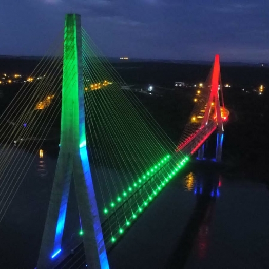 Testes de luzes mostram como será cenografia colorida da Ponte da Integração