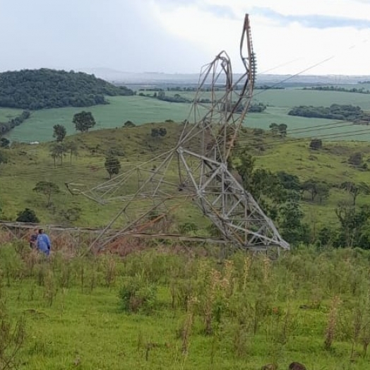 Torre de transmissão de energia cai em Medianeira; Aneel aponta indícios de vandalismo