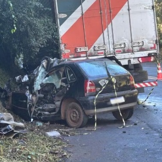 TRAGÉDIA: Cinco jovens morrem e bebê fica ferida após grave acidente entre carro e caminhão na BR-373, no Paraná