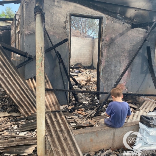 Tragédia: incêndio destrói casa inteira e deixa família desabrigada em São Miguel do Iguaçu