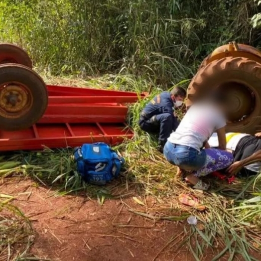 Trator perde o freio e tomba carroceria com oito pessoas no interior do Paraná
