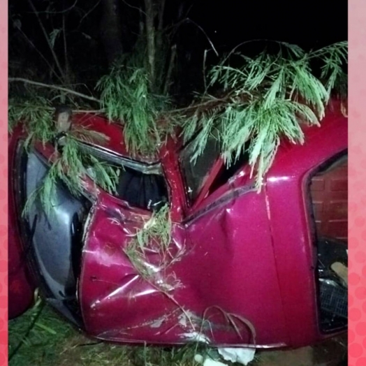 Três pessoas ficam feridas em capotamento na PR-488 em Diamante do Oeste