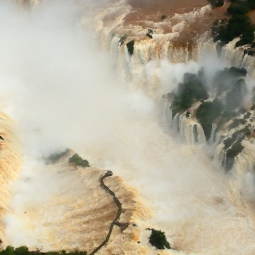 Turista cai nas Cataratas do Iguaçu no lado argentino e desaparece