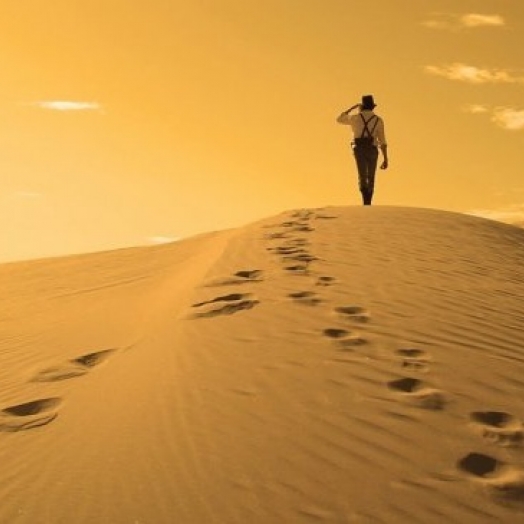 Um homem no deserto