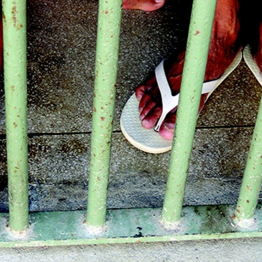 Um terço dos presos relata violência na hora da prisão, diz Defensoria