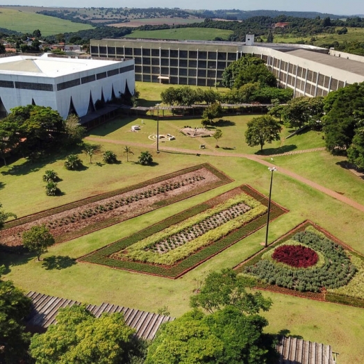 Unioeste abre concurso para contratar dez profissionais de nível superior e técnico