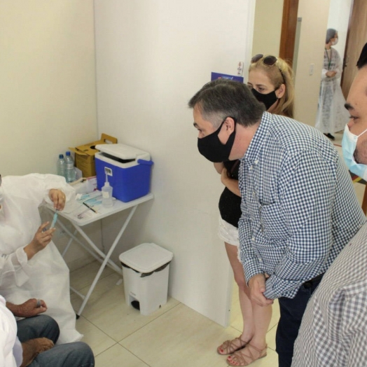 Vacinação e medidas de enfrentamento à pandemia melhoram indicadores no Paraná