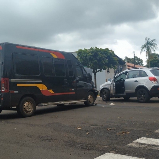 Van e Captiva se envolvem em acidente em Santa Helena