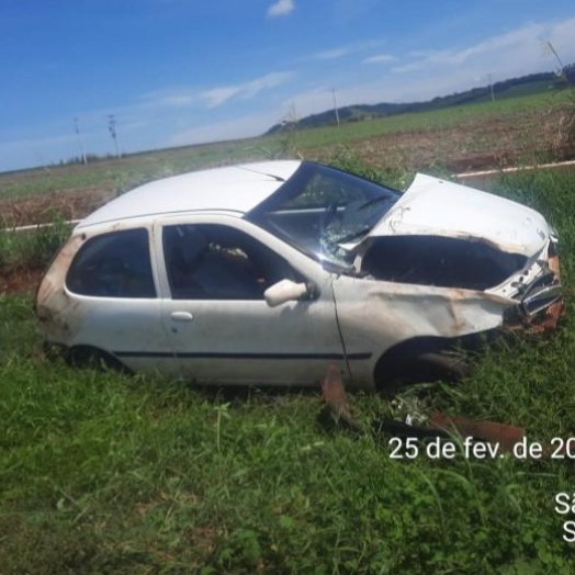 Veículo acaba colidindo contra barranco na PR-317 em Santa Helena