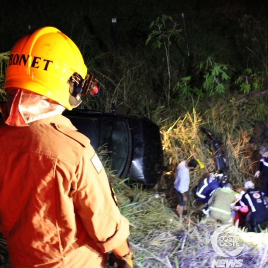 Veículo cai em barranco de 10 metros na PR 488 em Diamante D’Oeste (vídeo)