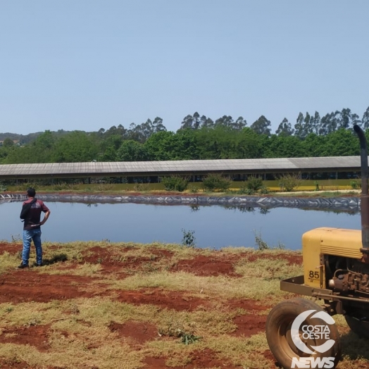 Veículo cai em esterqueira no interior de Santa Helena e ao menos dois morrem