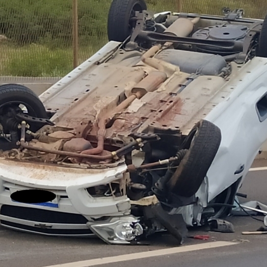 Veículo capota após colisão na BR-277 em Matelândia