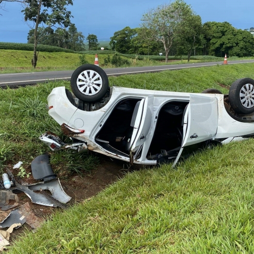 Veículo capota após tentativa de assalto na BR 277 entre São Miguel do Iguaçu e Medianeira