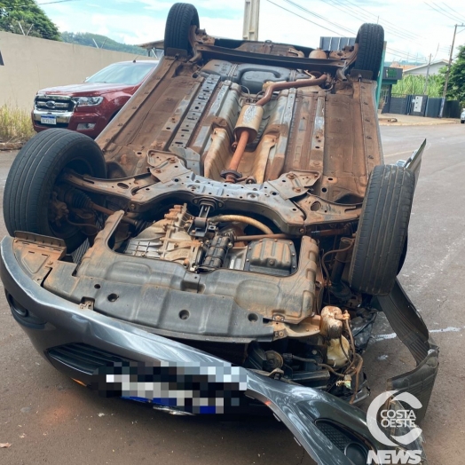 Veículo capota na Avenida Iguaçu em São Miguel do Iguaçu