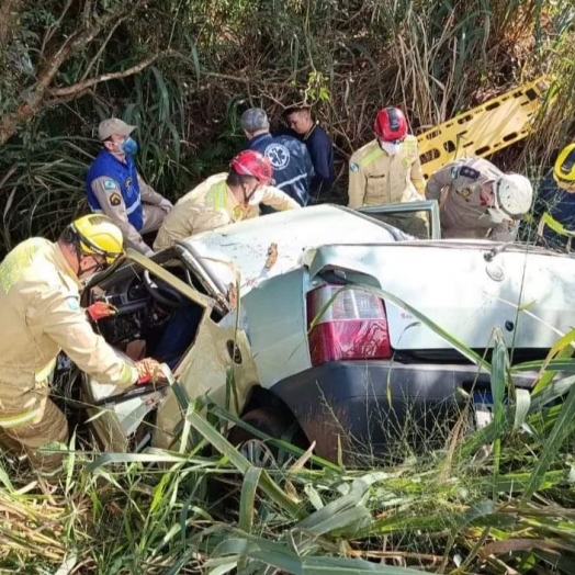 Veículo capota na BR-277, na divisa de Foz com Santa Terezinha de Itaipu