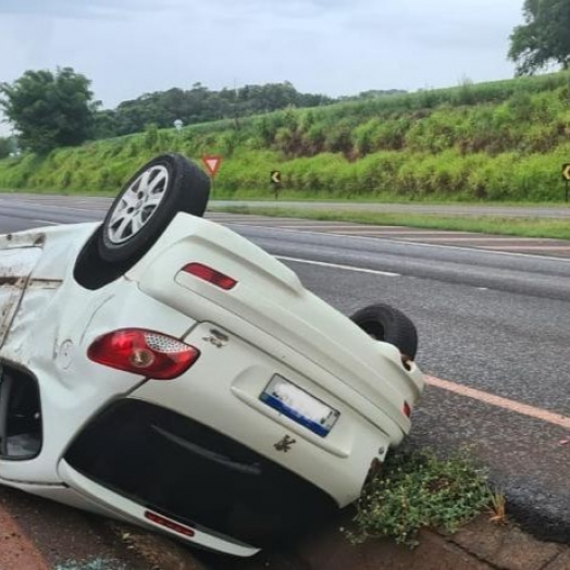 Veículo capota na BR 277