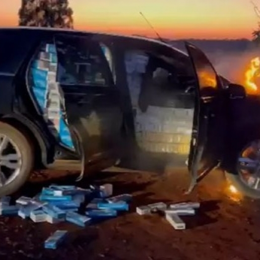 Veículo carregado com cigarros pega fogo após fuga na BR 277