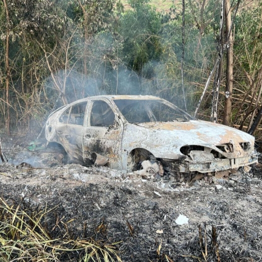 Veículo carregado com droga pega fogo após acidente em Diamante do Oeste