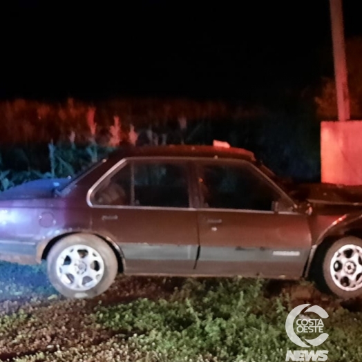 Veículo colide contra poste na PR 495, entre Pato Bragado e Entre Rios do Oeste