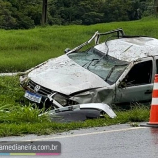 Veículo com placas de São Miguel do Iguaçu sai da pista e capota na BR 277