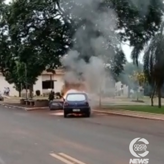 Veículo é consumido pelo fogo em Entre Rios do Oeste