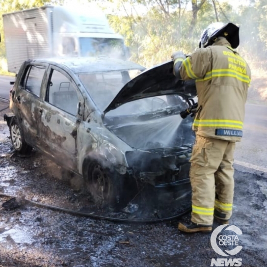 Veículo é consumido pelo fogo na rodovia entre Missal e Medianeira