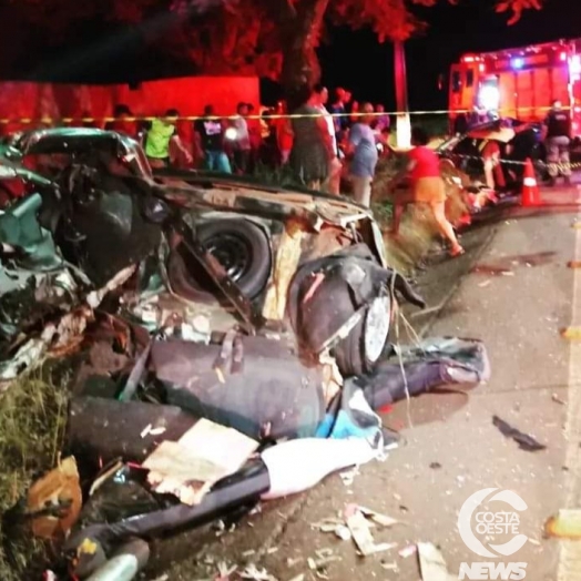Veículo parte ao meio em acidente com cinco vítimas em Foz