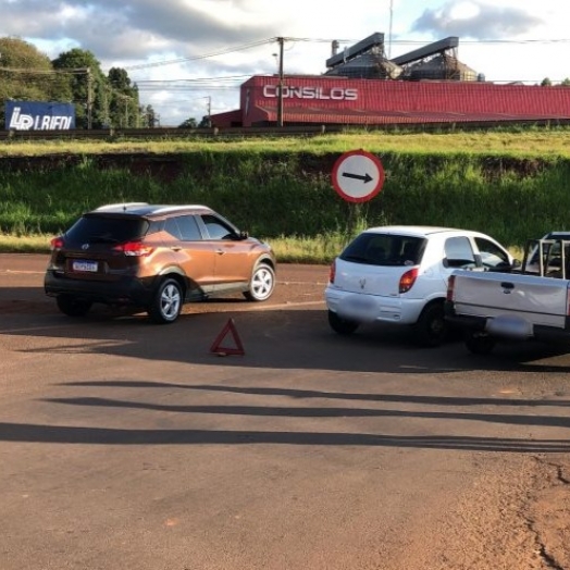 Veículos colidem em conversão na marginal da BR 277