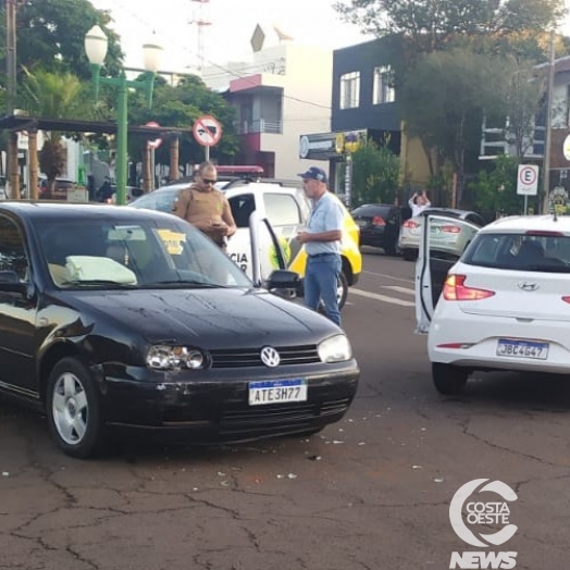 Veículos se envolvem em acidente no centro de Santa Helena