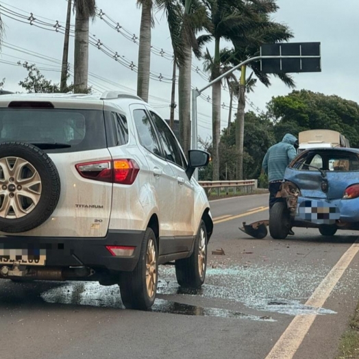 Veículos se envolvem em acidente próximo ao posto da PRE em Santa Helena