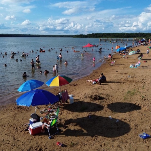 Veranistas lotam o Balneário de Santa Helena no primeiro dia do ano