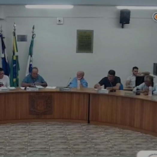 Vereador de Formosa do Oeste pede licença e abandona sessão para jogar truco