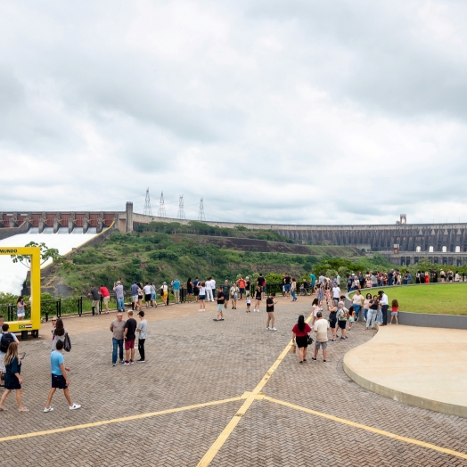 Vertedouro aberto atrai mais de 65 mil turistas para Itaipu