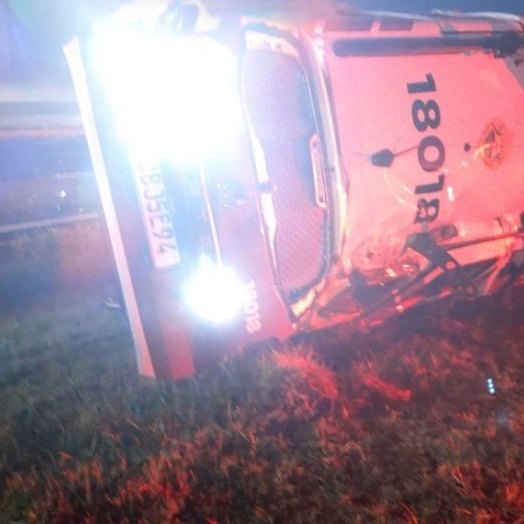 Viatura da Polícia Militar capota após colisão com furgão na BR-277