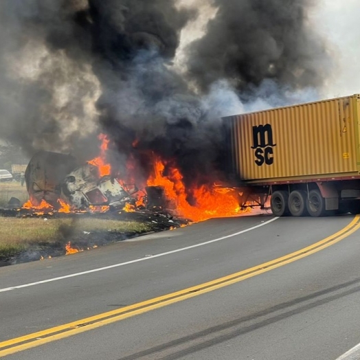 Viaturas do Depen podem ter causado acidente com duas carretas na BR-227; um caminhoneiro morreu