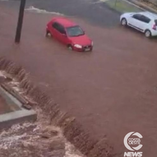 VÍDEO: Forte chuva causa alagamentos em ruas de Medianeira
