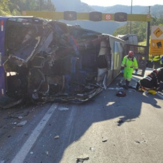 Vídeo mostra momento que ônibus tomba com jogadores do Umuarama Futsal