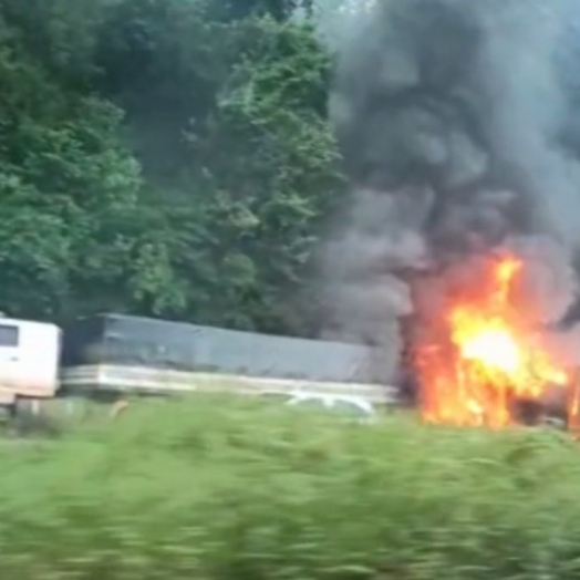 Vídeo mostra pai tentando salvar filho de carreta em chamas na BR-467