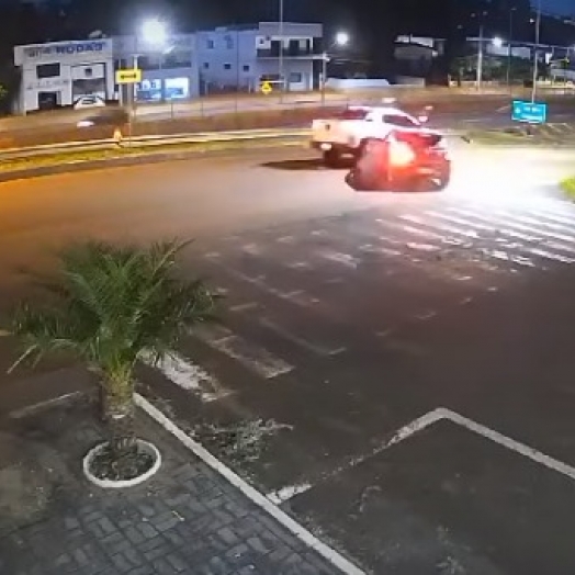 VÍDEO: Motorista bêbado, com CNH cassada e fugindo da Polícia Militar causa acidente em Medianeira