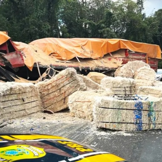 Vítima fica encarcerada em acidente entre três veículos na BR-277