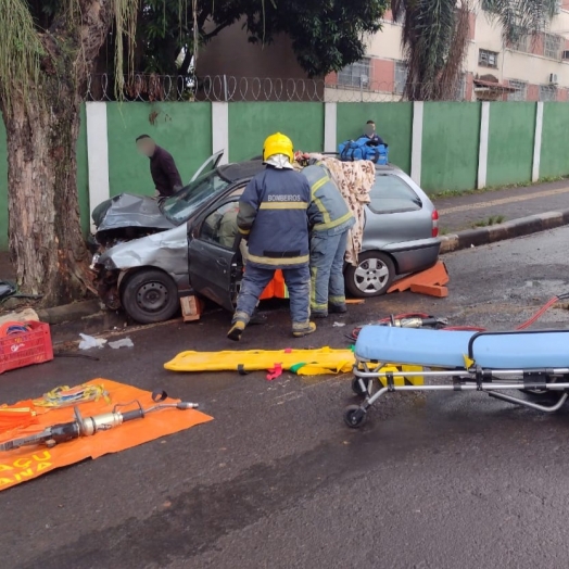 Vítima fica presa às ferragens em acidente na região central de Foz do Iguaçu